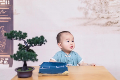 嘉鱼怀孕肚子中间凹两边凸